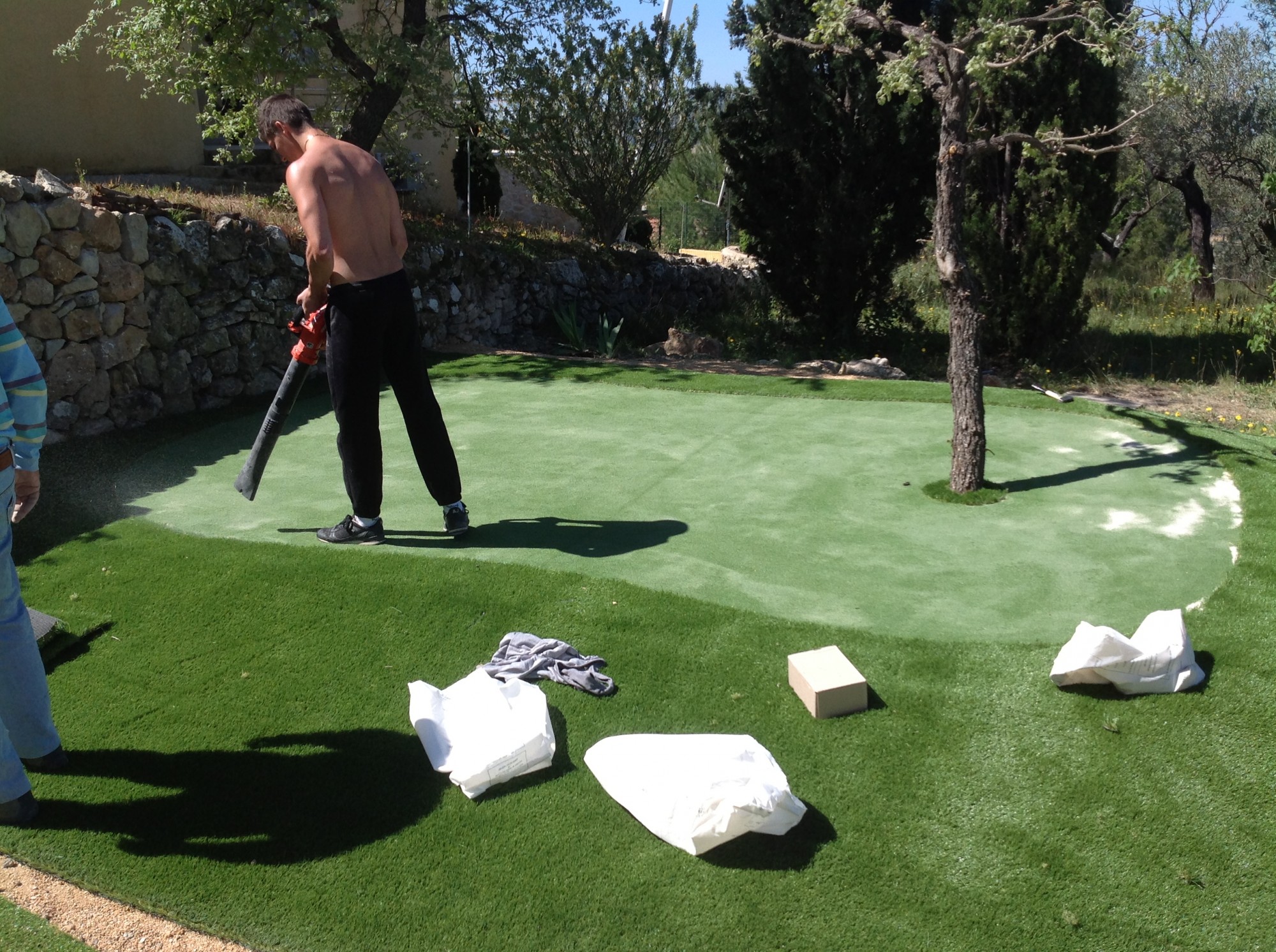 Sablage du gazon synthétique pour green de golf près de Toulon